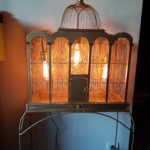 Lampe réalisée dans une Cage à Oiseaux style Indienne dorée avec 3 ampoules à filaments design dont une en globe.