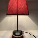 Lampe artisanale avec son pied en bobine rouge